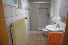Badezimmer und Toiletten im UG vorhanden Ladenlokal mit viel Schaufensterfl�che direkt am Marktplatz von Freudenstadt