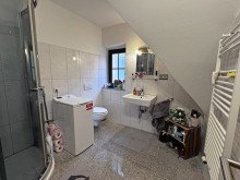 Badezimmer 2.OG rechts Renditestarkes Wohn- und Gesch�ftshaus mit 2 Gastronomiebetrieben & 5 Wohnungen - 6,6% Rendite