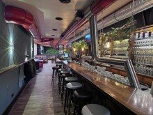 Barbereich Gastst�tte links Renditestarkes Wohn- und Gesch�ftshaus mit 2 Gastronomiebetrieben & 5 Wohnungen - 6,6% Rendite