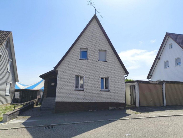 Ansicht Geb�ude Freudenstadt Einfamilienhaus Kleines Einfamilienhaus mit Garten und zwei Garagen in Wittlensweiler zu verkaufen