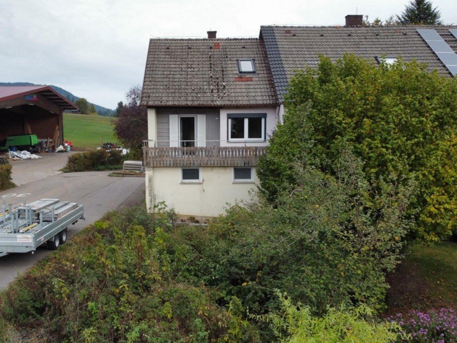 Geb�uder�ckseite mit Garten Reihenendhaus Baiersbronn