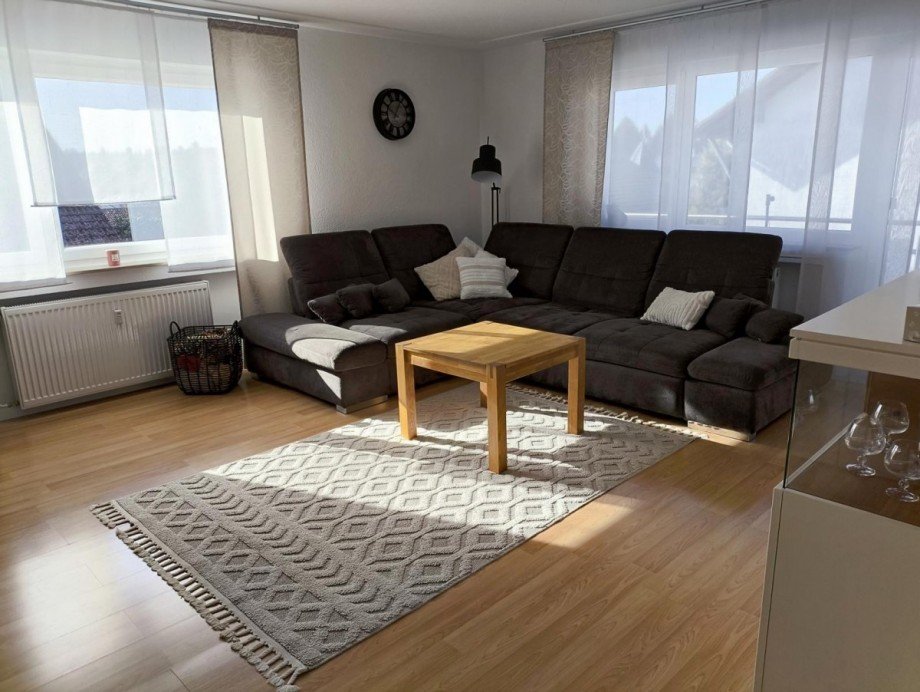 Wohnzimmer Blick zum Balkon Wohnung Lo�burg