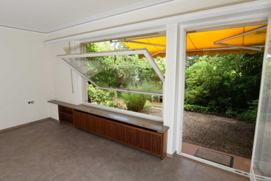 Wohnzimmer Erdgeschoss mit Blick auf Terrasse Mehrfamilienhaus Freudenstadt