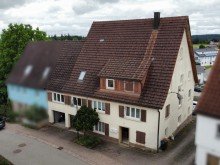 Hausansicht Viel Platz und Potenzial: Bauernhaus mit 3 Wohneinheiten in B�singen