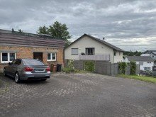 Stellpl�tze Viel Platz und Potenzial: Bauernhaus mit 3 Wohneinheiten in B�singen