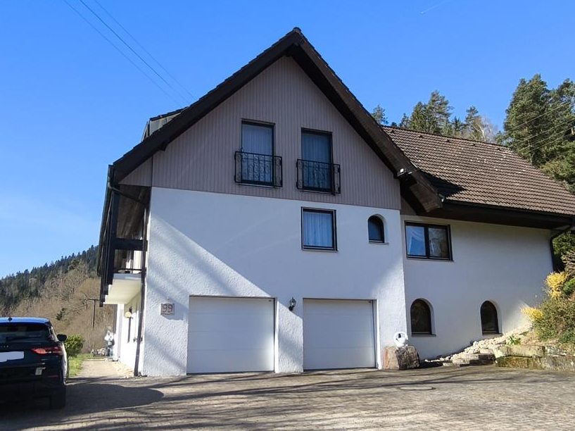 Hausansicht mit Hofbereich Einfamilienhaus Alpirsbach