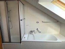 Dusche und Badewanne Sch�ne und gro�z�gige 2,5-Zimmer-Wohnung mit Balkon in ruhiger Lage!