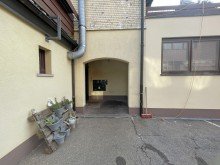Eingang zu Wohnungen Renditestarkes Wohn- und Gesch�ftshaus mit 2 Gastronomiebetrieben & 5 Wohnungen - 6,6% Rendite