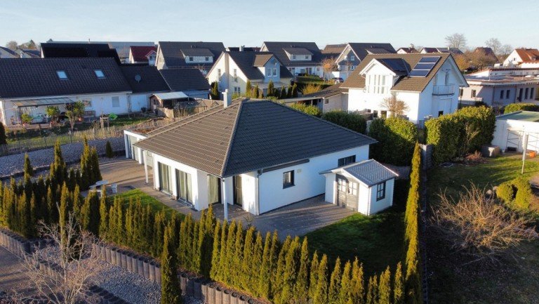 Hausansicht Pfalzgrafenweiler Bungalow Hochwertiges Einfamilienhaus - seniorengerecht, energieeffizient & bestens gepflegt
