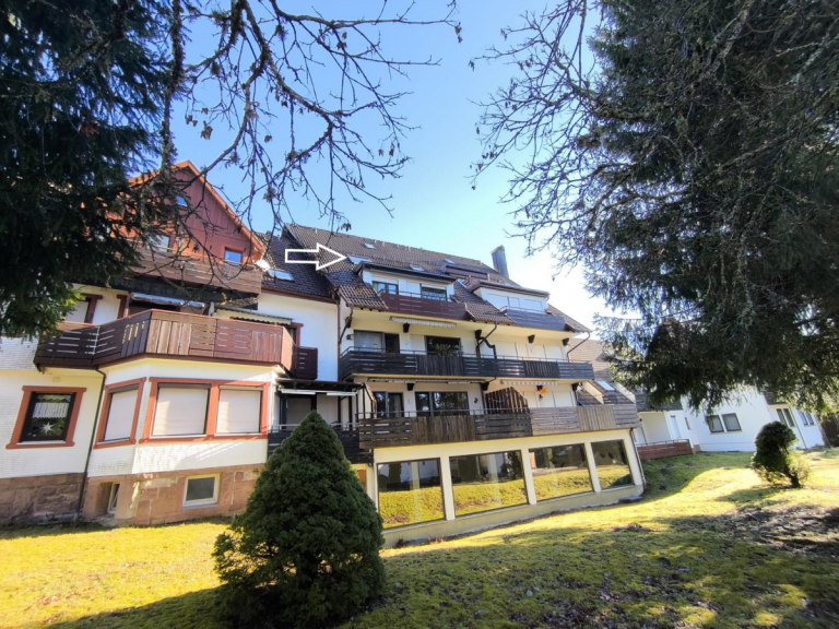 Geb�udeansicht R�ckseite Freudenstadt Dachgeschosswohnung 2-Zimmer-Wohnung mit Balkon und Tiefgaragenstellplatz in Freudenstadt-Kniebis