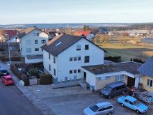 Hausansicht seitlich Ger�umige Familienwohnung am Rande von Schopfloch