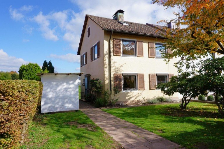 Hausansicht Freudenstadt Doppelhaush�lfte Doppelhaush�lfte mit sch�nem Garten in begehrter Wohnlage von Freudenstadt.